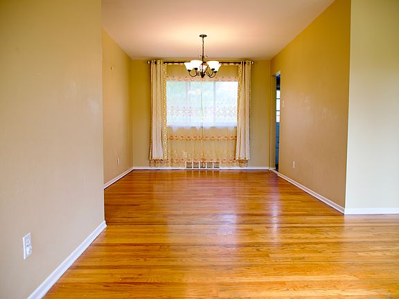 4th image of 1112 Chantal Ln