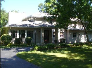 1100 E Thornbury Ln, Libertyville, IL 60048