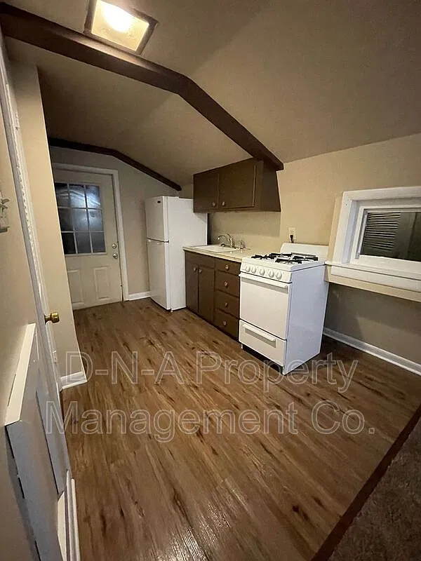 1 bed, 1.0 bath, 400 sqft, $1,000 — Photo 2