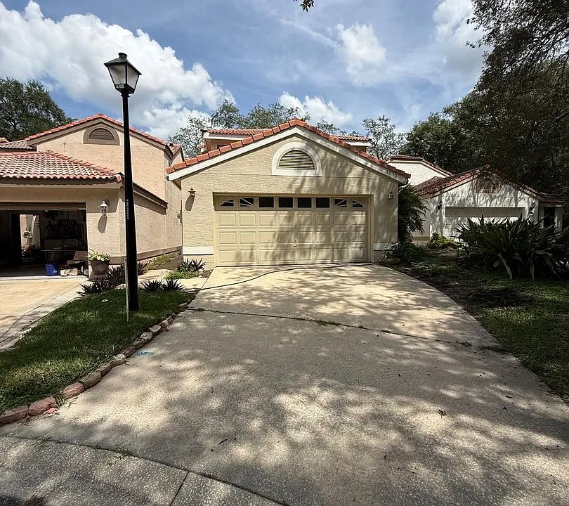 1030 Knoll Wood Ct