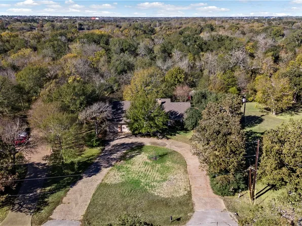 7096 Wood Oaks Dr, Bryan, TX 77808
