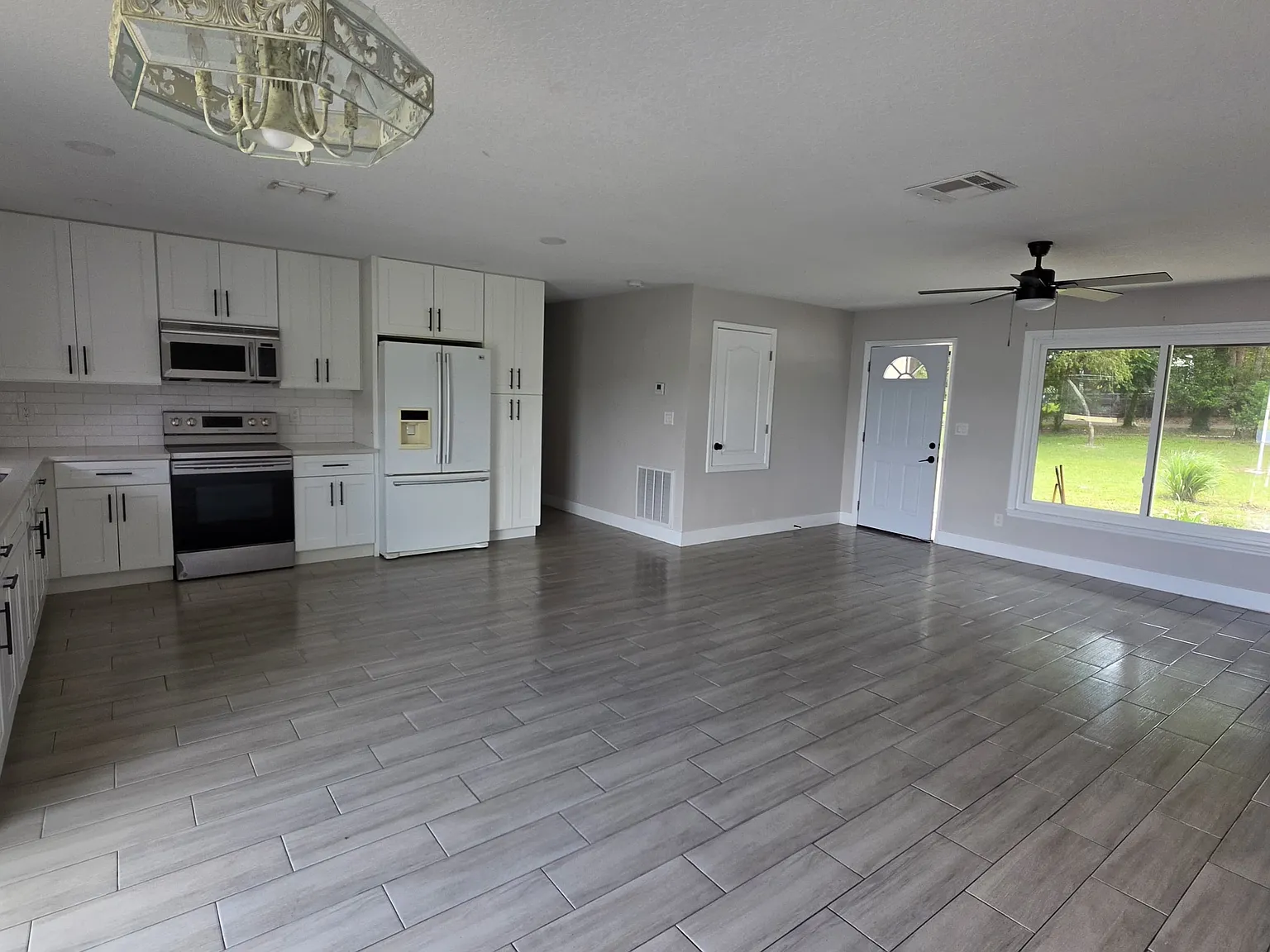4 bed, 1215 sqft, $2,200 — Photo 3