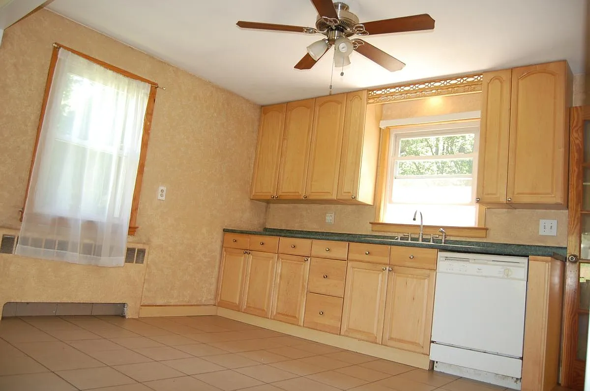 3 bed, 1068 sqft, $2,685 — Photo 2