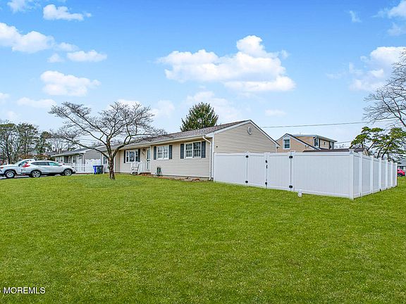 3rd image of 237 Pine Tree Drive