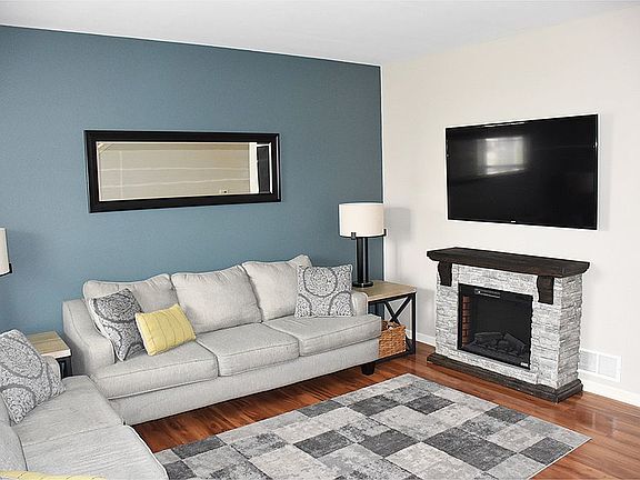 3rd image of 6413 Elm Hurst Dr
