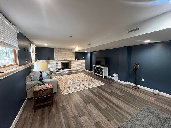 5th image of 1009 N Elm St