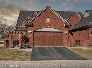 3592 Bay Harbor Dr, Brighton, MI