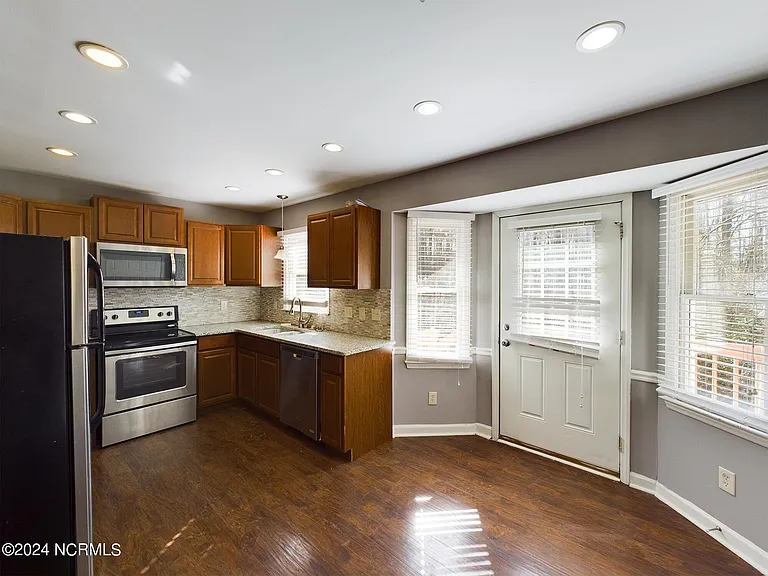 3520 Casine Ct — Photo 7