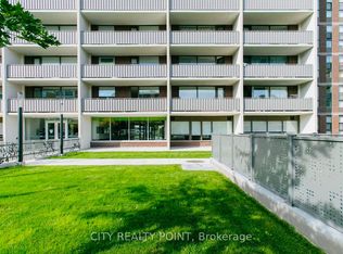 666 Spadina Ave #906, Toronto, ON M5S 2H8