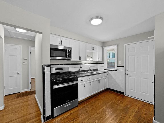 3rd image of 2016 Bainbridge Dr