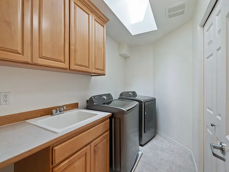 Top floor laundry (includes washer/dryer)