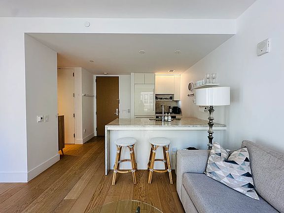 3rd image of 15 W 61st St APT 10G