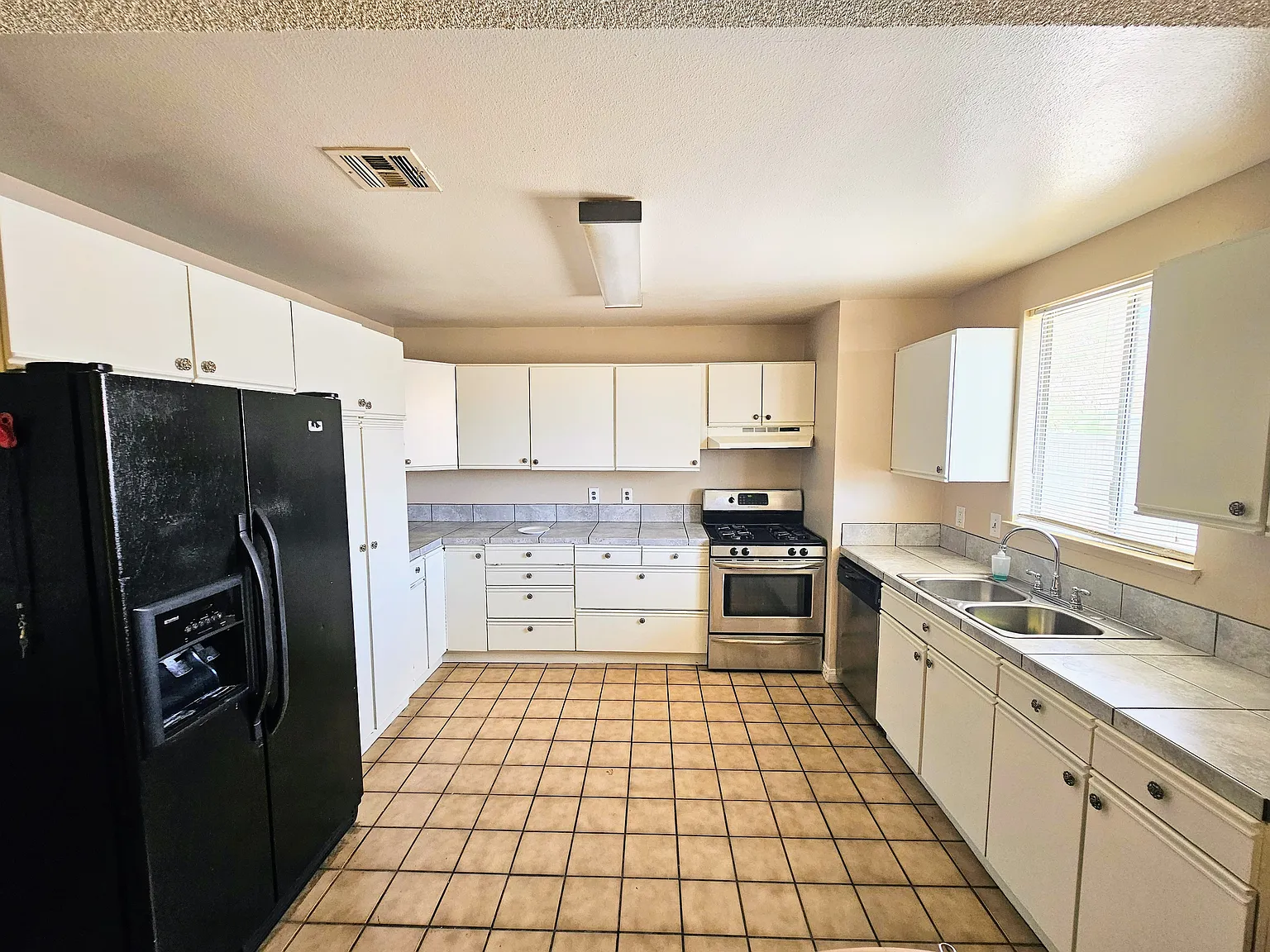 4 bed, 1248 sqft, $2,300 — Photo 2