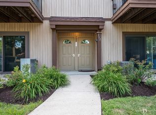 752 Rodenburg Rd APT 2A, Roselle, IL 60172