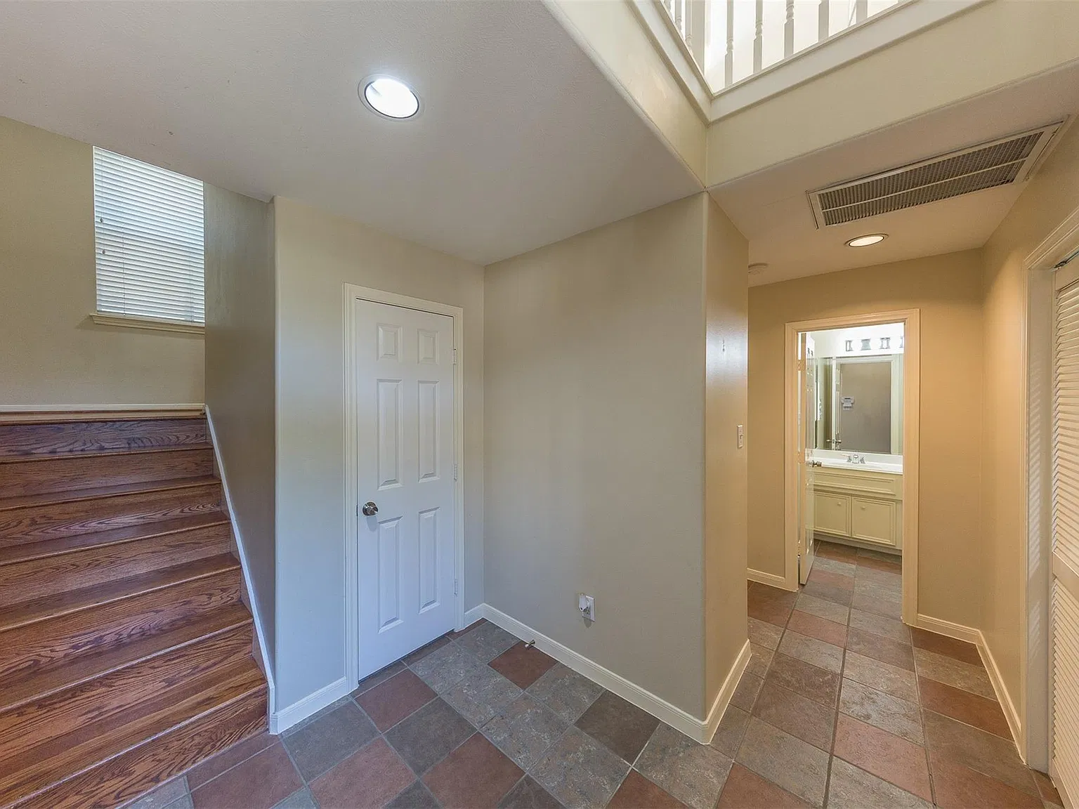 3 bed, 3.0 bath, 2250 sqft, $2,950 — Photo 3