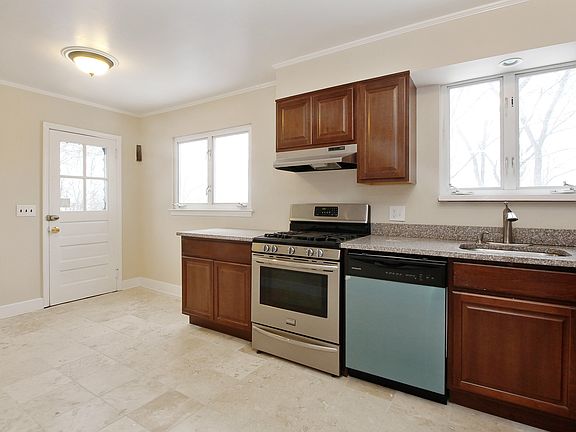 5th image of 39 N Goodwin Ave