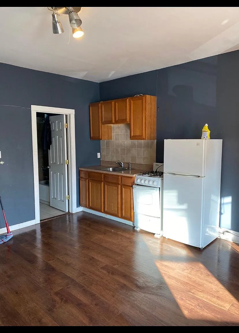 1735 W Erie Ave — Photo 2