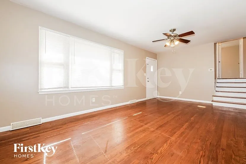 3 bed, 1.0 bath, 1248 sqft, $1,830 — Photo 3