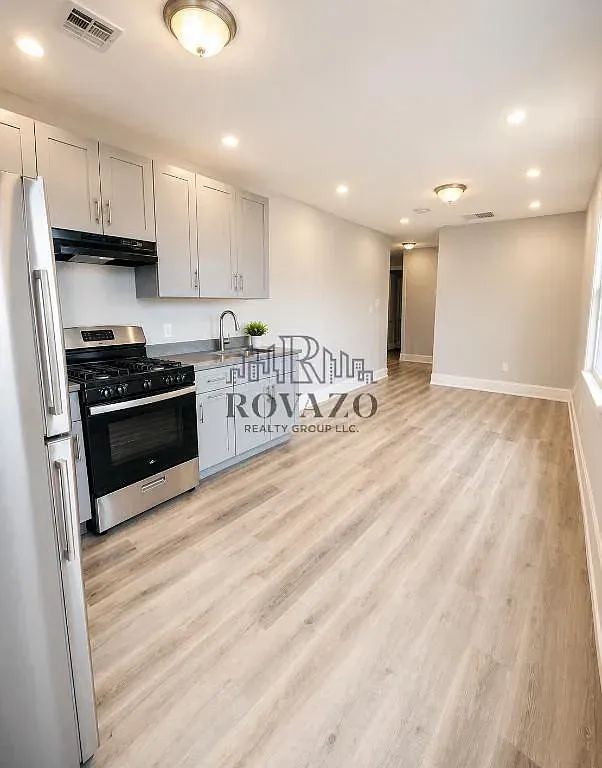 4 bed, 2.0 bath, 900 sqft, $2,450 — Photo 2