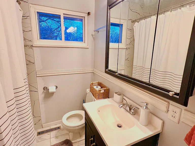 Full bathroom 1