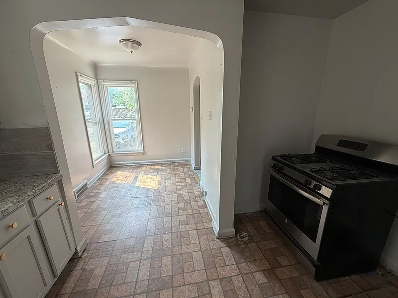 3 bed, 1.0 bath, 1150 sqft, $1,375 — Photo 3