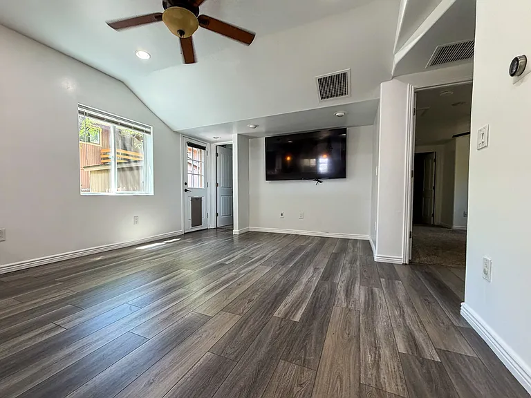 625 S Lone Tree Rd — Photo 5