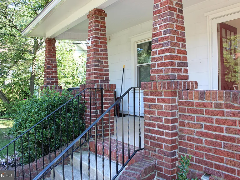 34 S Poplar Ave — Photo 2