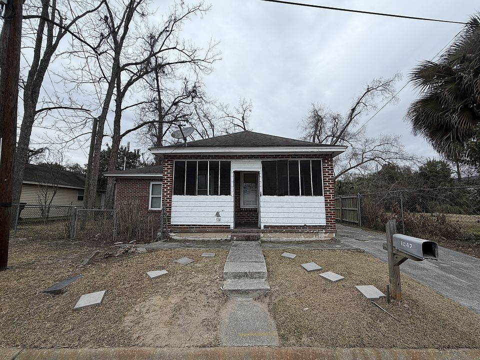 1st image of 1247 Carr Ave