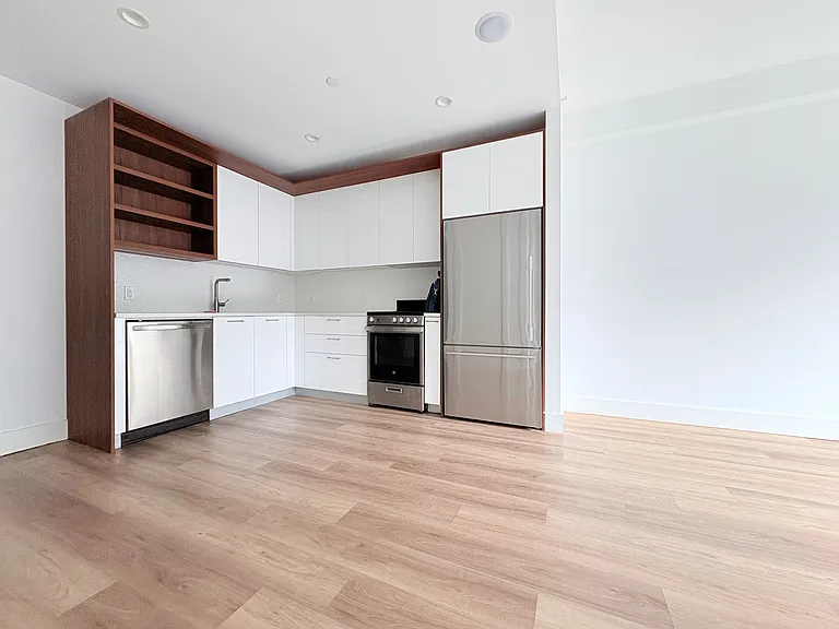 228 E 135th St #711 — Photo 1