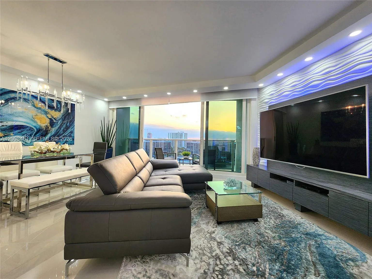 Alexander Towers Condo — Photo 3