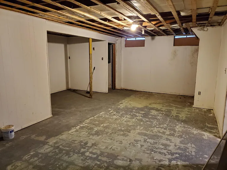 Even or space in the basement with painted walls