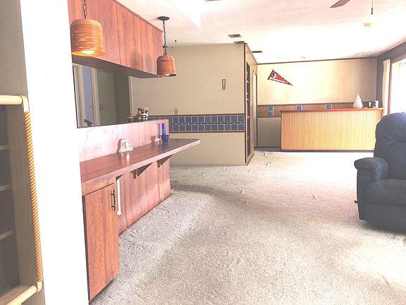 Large family rm w/ fireplace