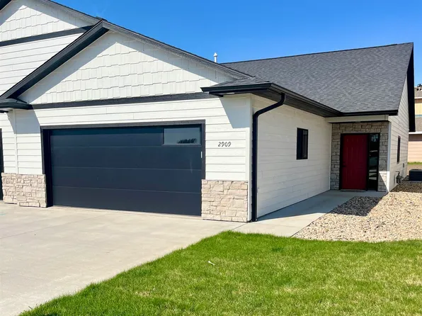 2909 Jenny Cir, Yankton, SD 57078