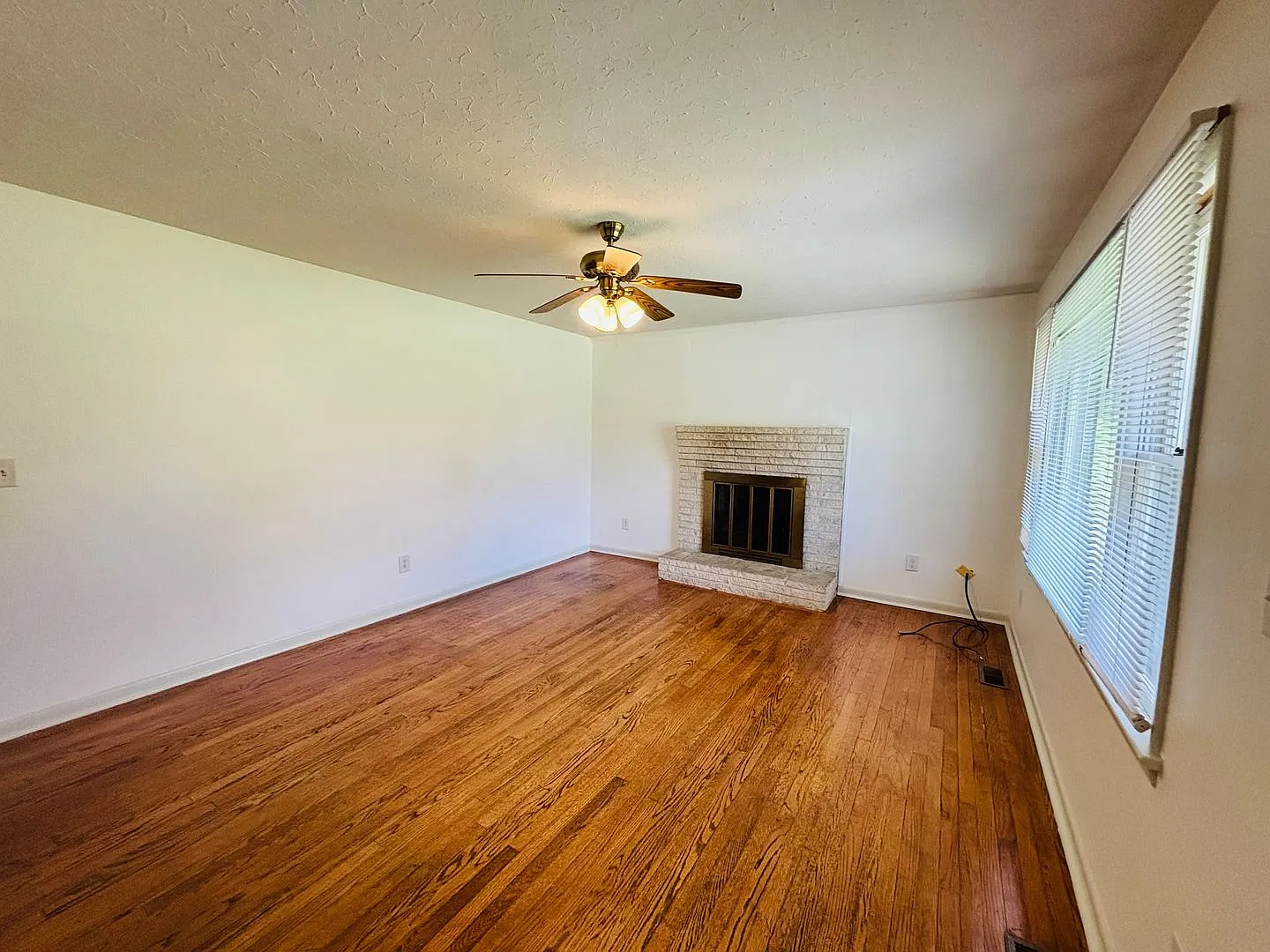 3 Bedroom, 2 Bath House with Huge Yard — Photo 2