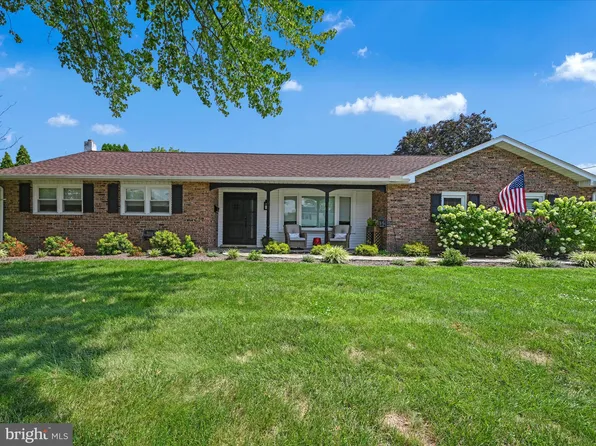 305 Willowwood Dr, Douglassville, PA 19518