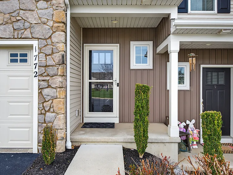 1772 Fairbank Ln — Photo 3