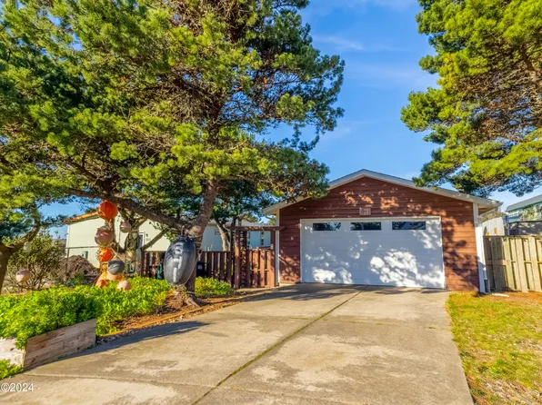 341 W 7th St, Yachats, OR 97498