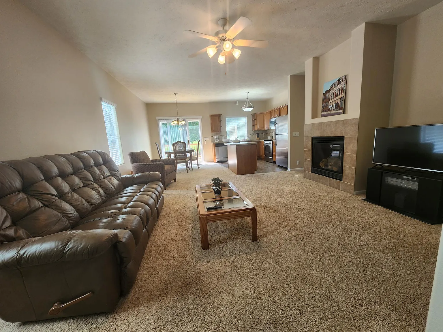 3 bed, 1191 sqft, $2,400 — Photo 3