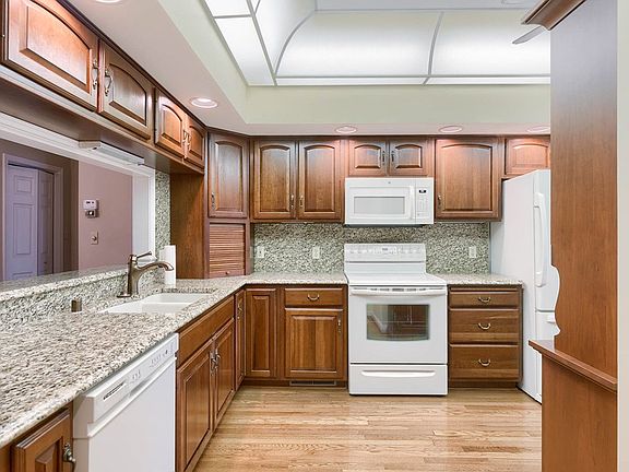 3rd image of 703 Live Oak Pl