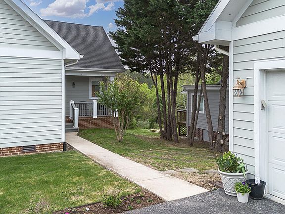 4th image of 90 Woodridge Ln