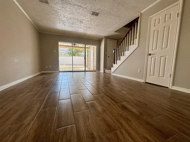 2030 Plantation Dr #B1 — Photo 6
