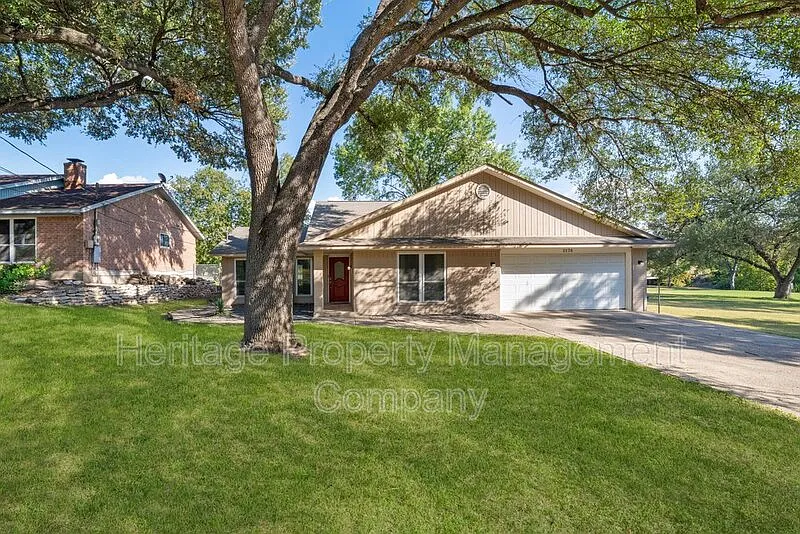 1174 Mooncrest Dr