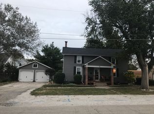 51 N Walnut St, El Paso, IL 61738