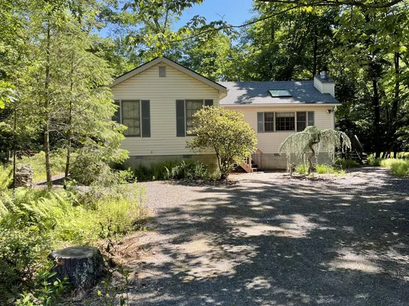 105 Breezewood Dr, Scotrun, PA 18355