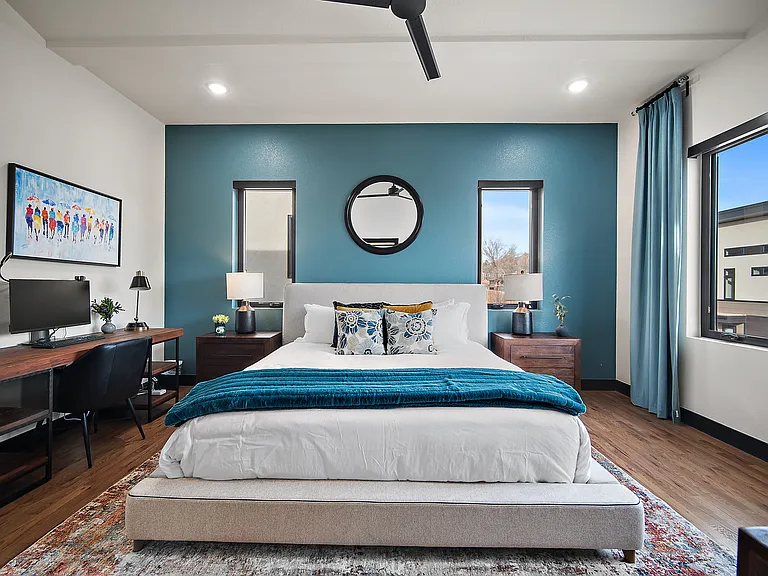 +2nd floor
+Primary bedroom
+King bed
+Attached bathroom
+Walk-in closet