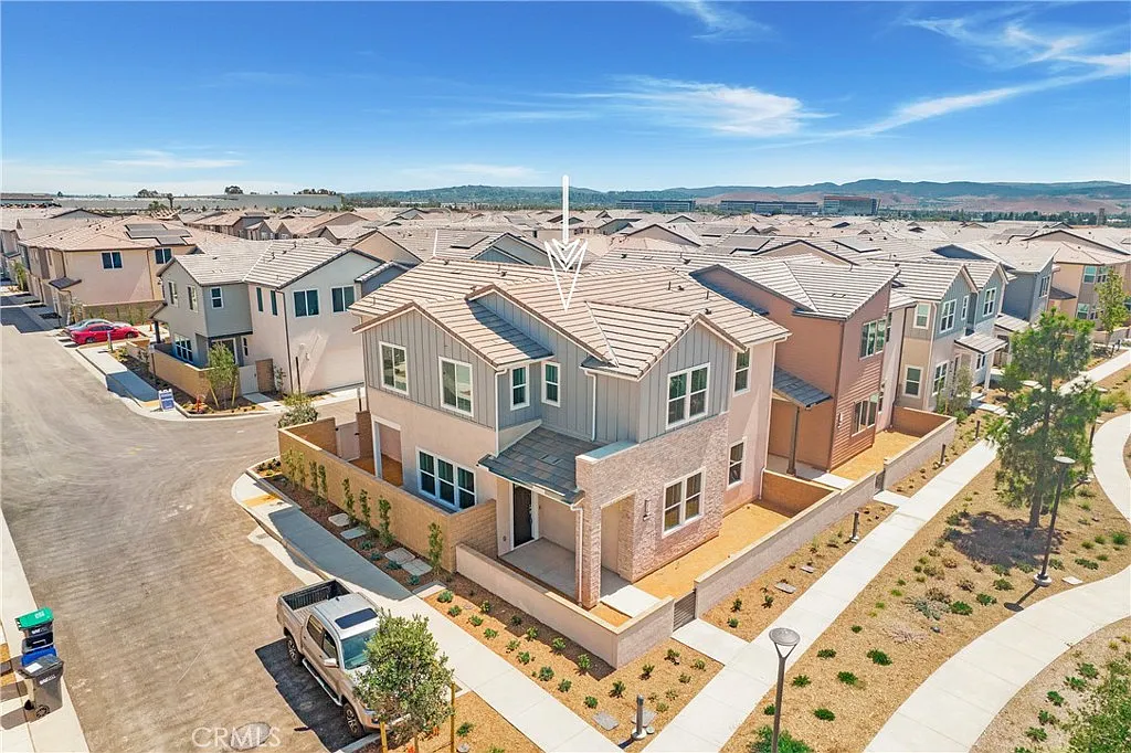 6 bed, 2500 sqft, $6,498 — Photo 2