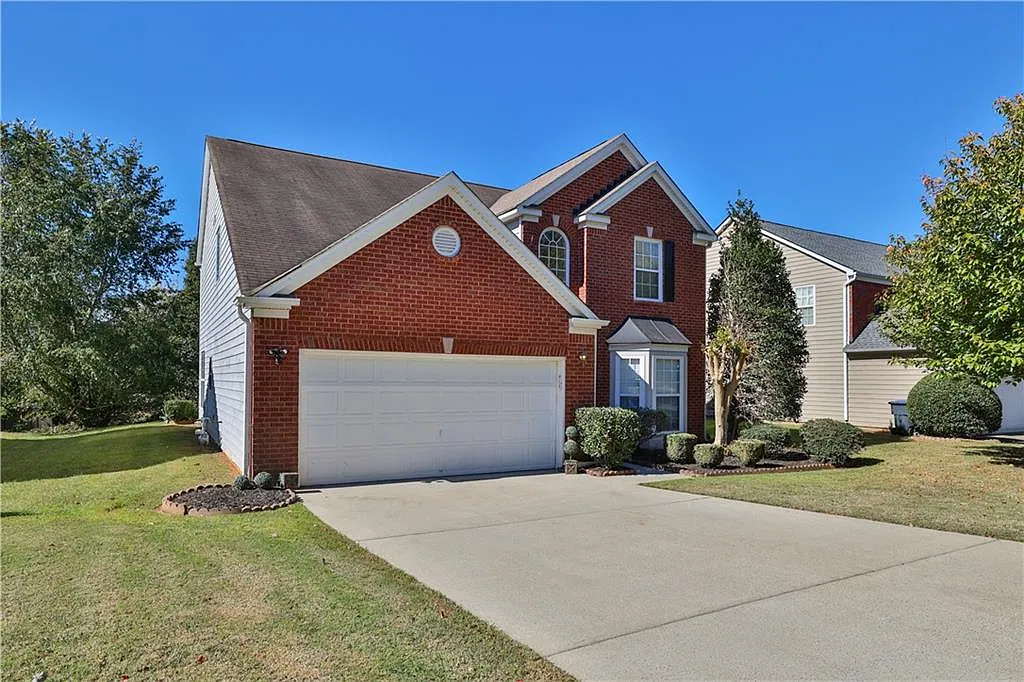 4 bed, 2.5 bath, 2628 sqft, $2,695 — Photo 2