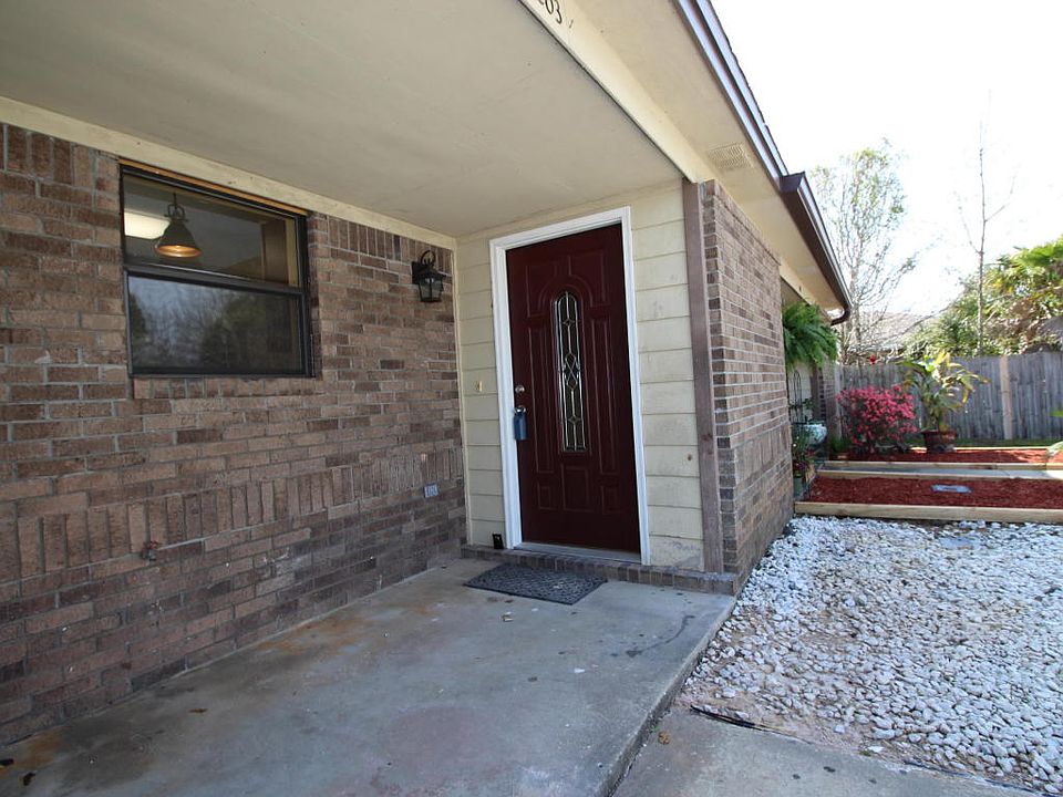 1st image of 203 Sharon Ct