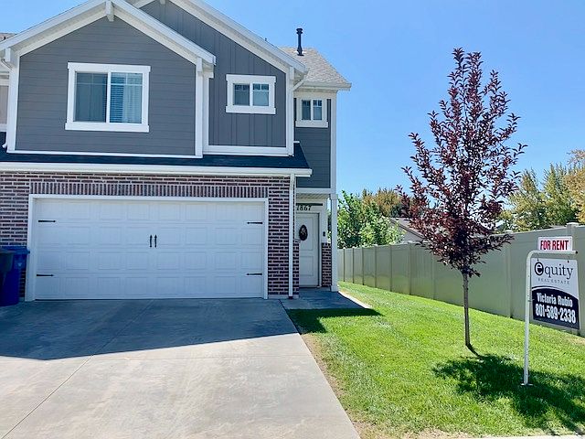 End unit with side yard