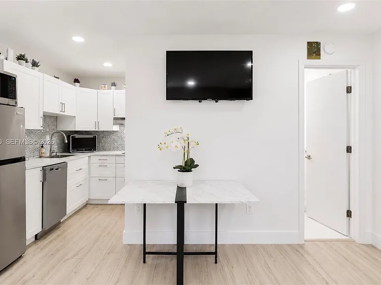 1125 Almeria Ave — Photo 9